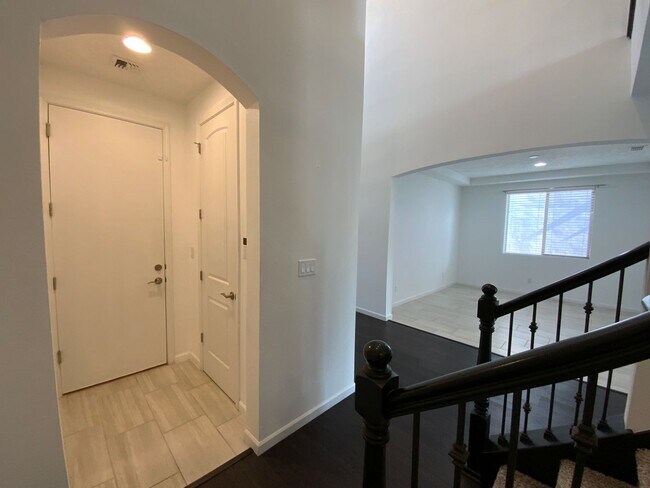 Building Photo - 5 Bedroom Luxury Home Available Near Louis...