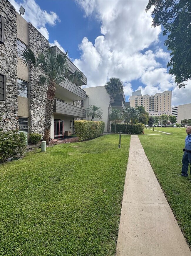 Building Photo - 8335 SW 72nd Ave