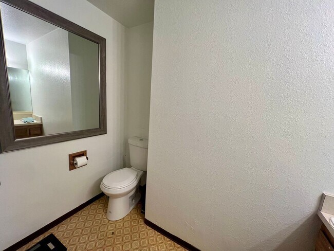 Building Photo - 1130 Hemlock Ct