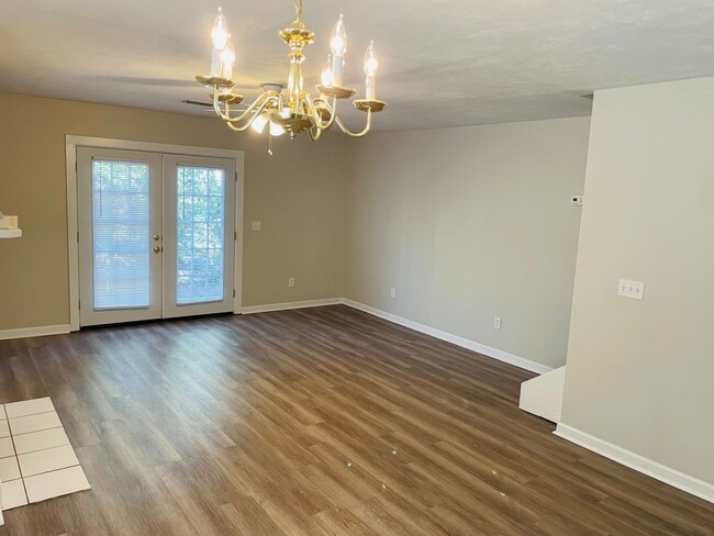 Building Photo - Spacious Townhouse off Hartsfield Road