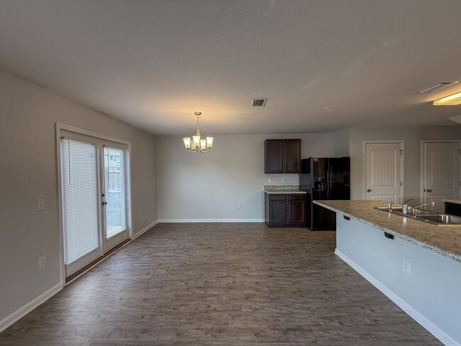 Building Photo - 4 bedroom, 2.5 bath home centrally located...