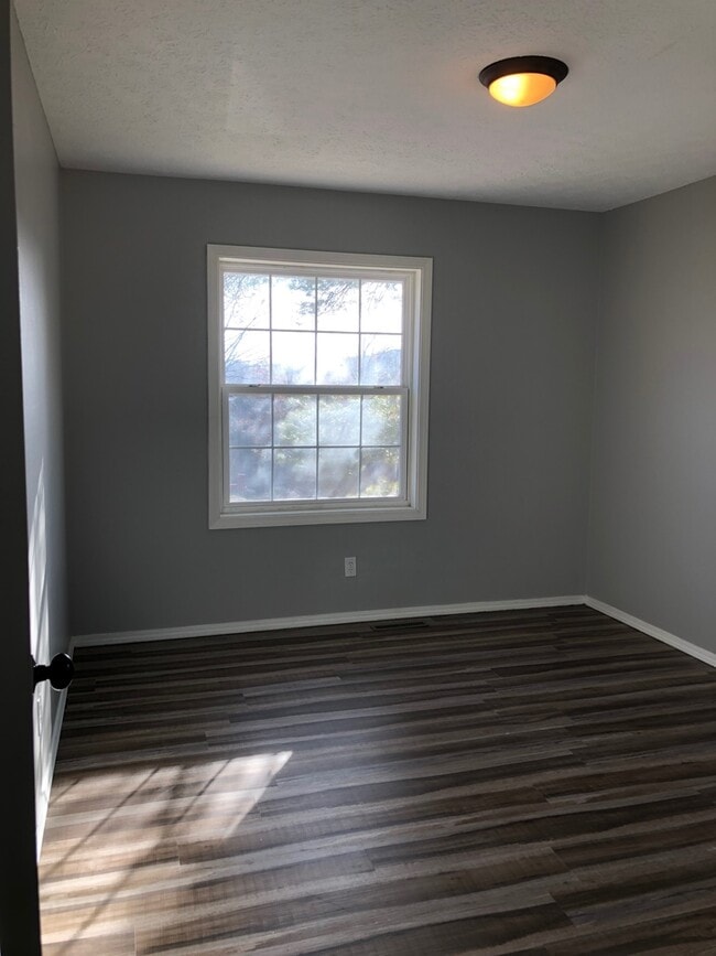 Building Photo - Beautiful  4 bedroom Remodeled Home in Ravenwood  Springfield MO