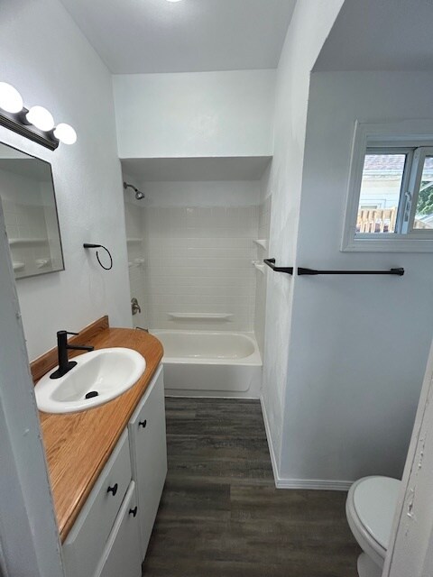 Building Photo - 915 Merrill St