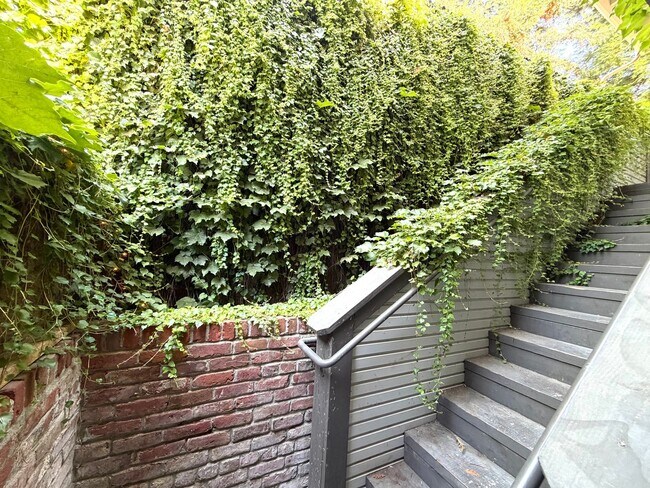 Building Photo - Beautifully Renovated Midtown Sacramento Apartment with Private Backyard Patio!