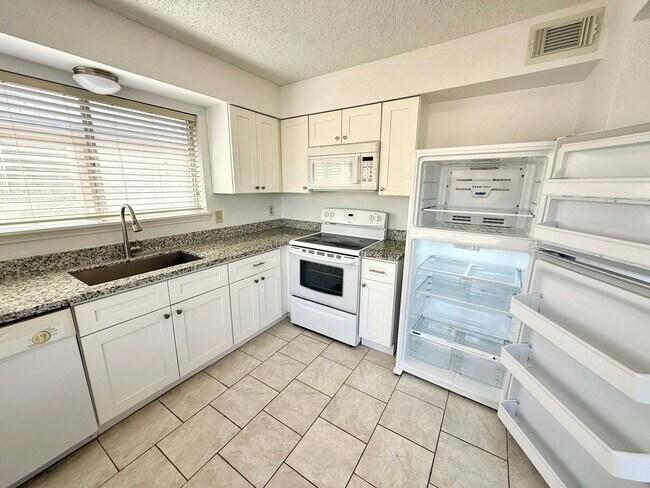 Building Photo - 12100 Overbrook Ln