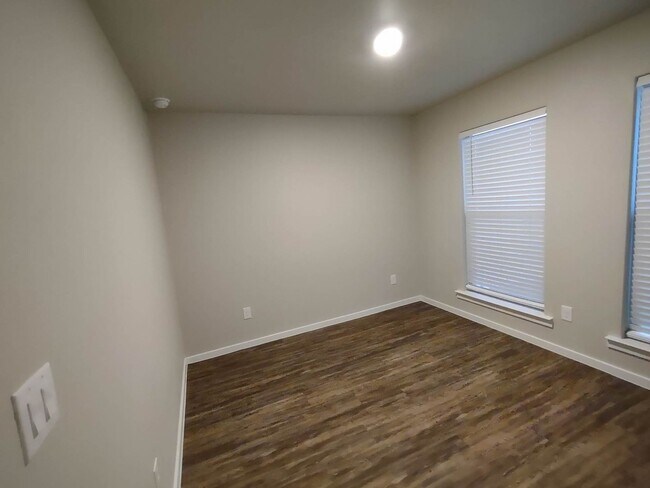 Building Photo - 2121 N Jayton Ave