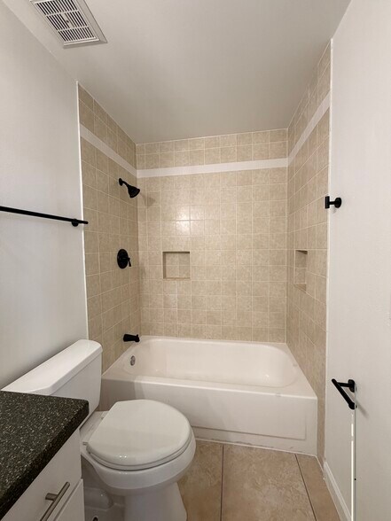 Building Photo - 6028 Westgate Dr