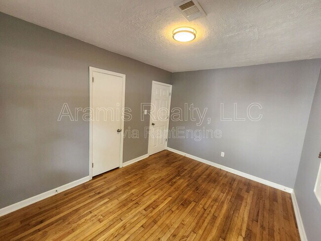 Building Photo - 1222 Crestwood Dr SE