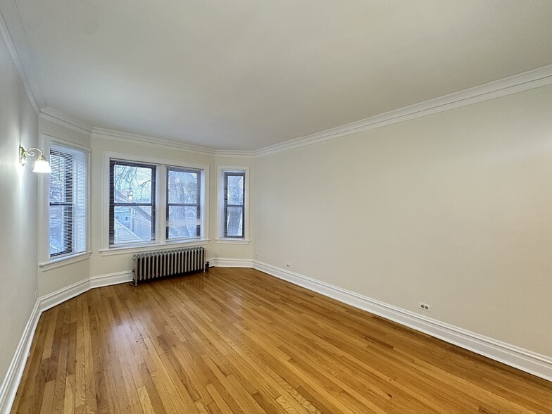 Building Photo - 1913 W Larchmont Ave