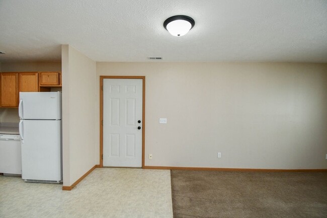 Building Photo - 1420 E Redwood Blvd