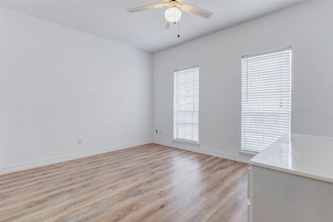 Building Photo - 10720 Briar Forest Dr