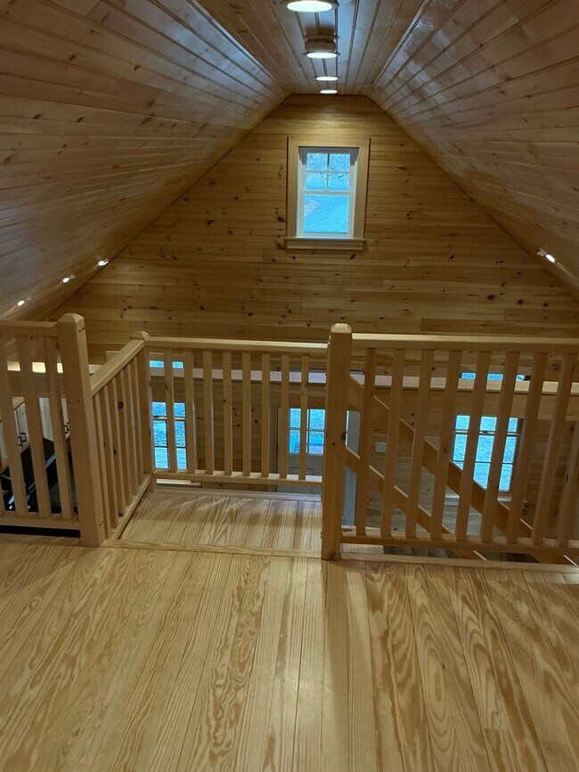 Building Photo - Quiet Country Living