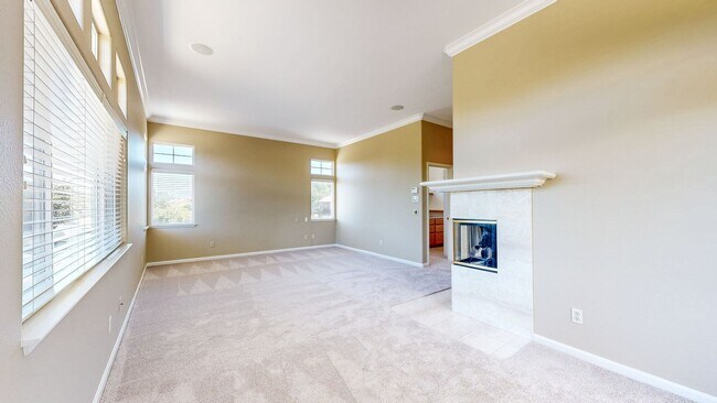 Building Photo - Gorgeous Home with private yards, large de...