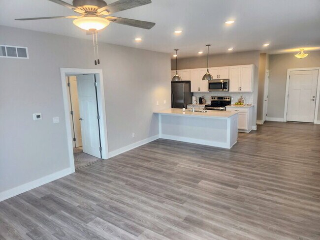 Building Photo - 2728 Yordi Dr