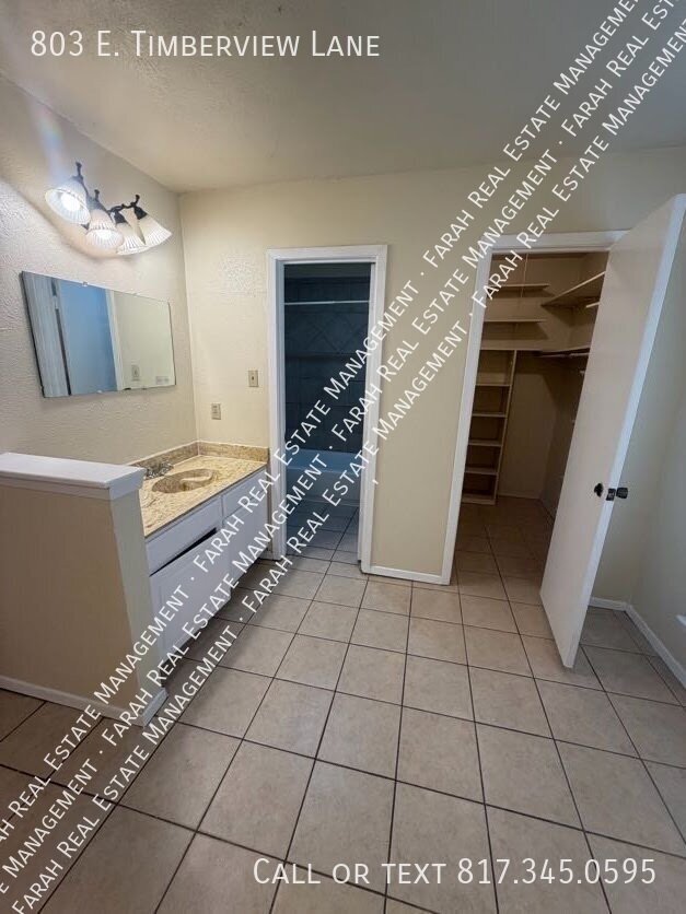Building Photo - 803 E Timberview Ln