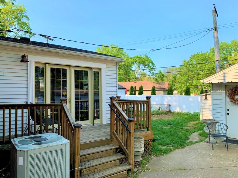 Building Photo - 1527 S Eton St