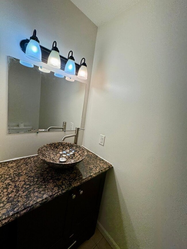 Building Photo - Townhouse for Rent