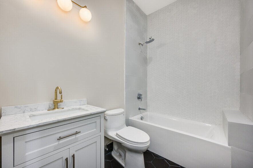 Bathroom - 1619 W Balmoral Ave