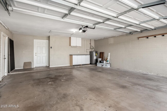 Building Photo - 3912 S Elm St