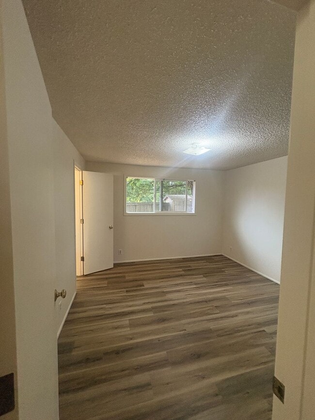 Building Photo - 3 Bedroom, 2 Bathroom House in Bethel-Dane...