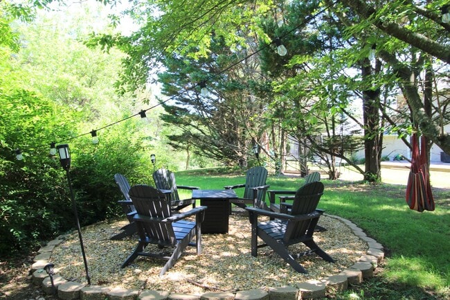 Building Photo - Bright & Spacious 2-Bedroom Home in Massanutten