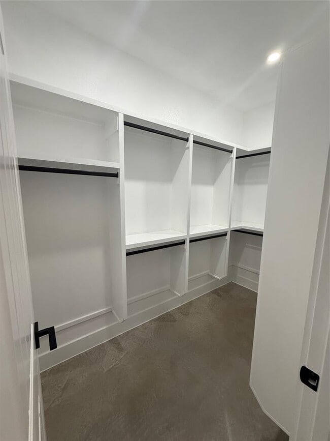 Building Photo - 201 N Vandeveer St