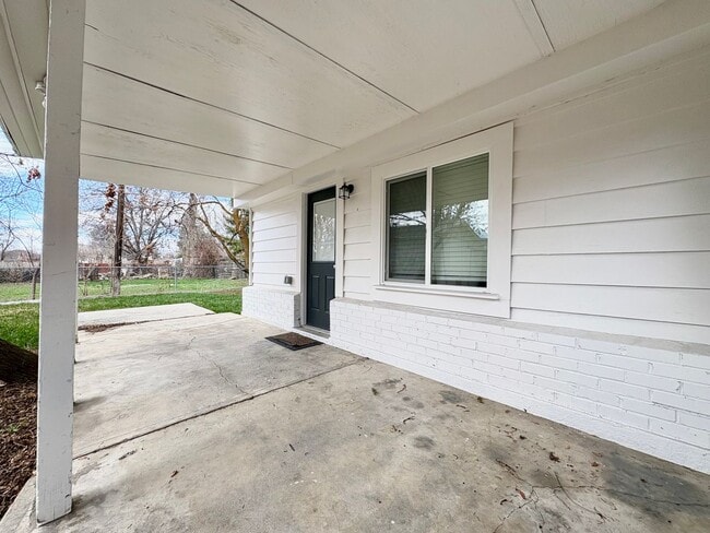 Building Photo - 330-332 S 1080 E