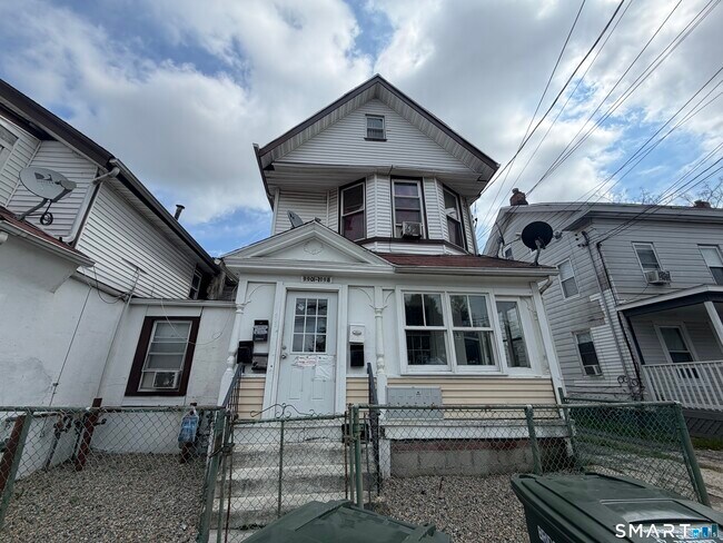 Building Photo - 990 Pembroke St