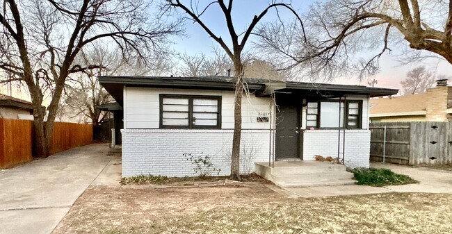 Primary Photo - Cute 2-Bedroom near 19th & Quaker!
