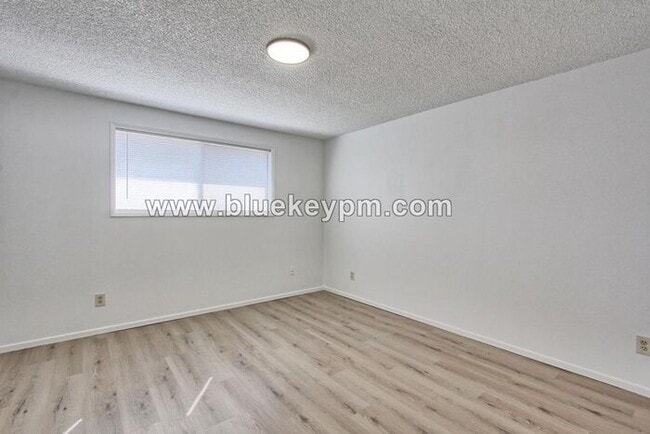 Building Photo - 2 Bed, 1 Bath Unit in Battle Ground in a 55+ Complex 2 blocks off Main Street