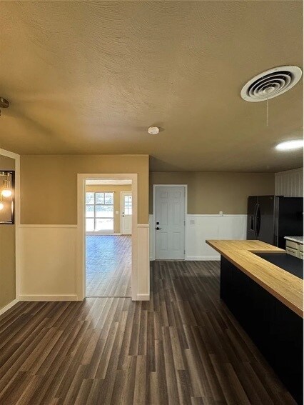 Building Photo - 400 S Vicks St