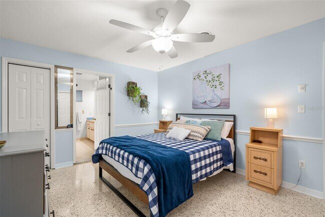 Building Photo - 2551 Lakeview Dr