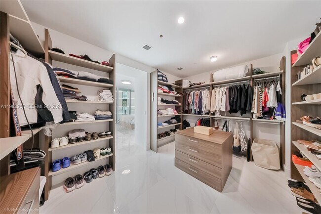 Building Photo - 480 NE 31st St