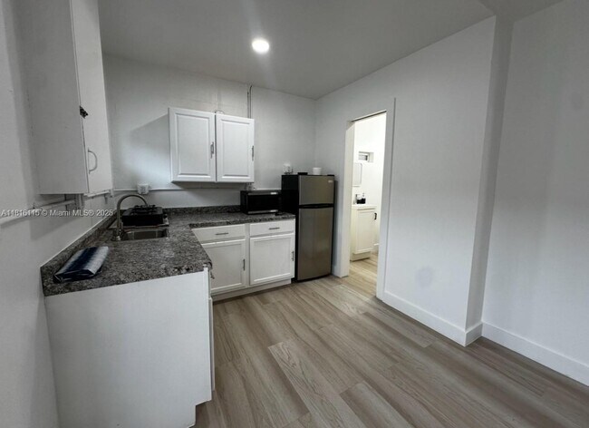 Building Photo - 6633 Coconut Dr