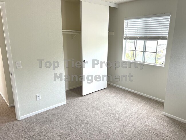 Building Photo - ***Beautiful 3 bed / 2.5 bath House in a N...