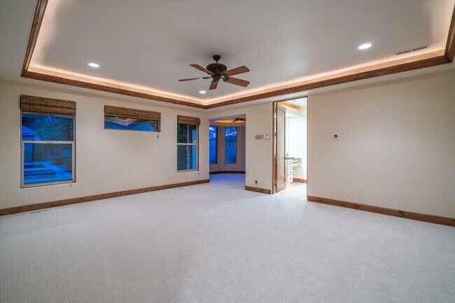 Building Photo - 340 Le Grande Cir