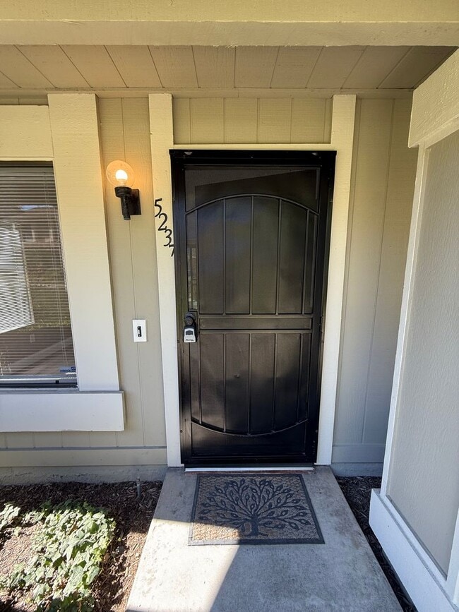 Building Photo - Remodeled 2-Bedroom Townhome in Tierrasant...