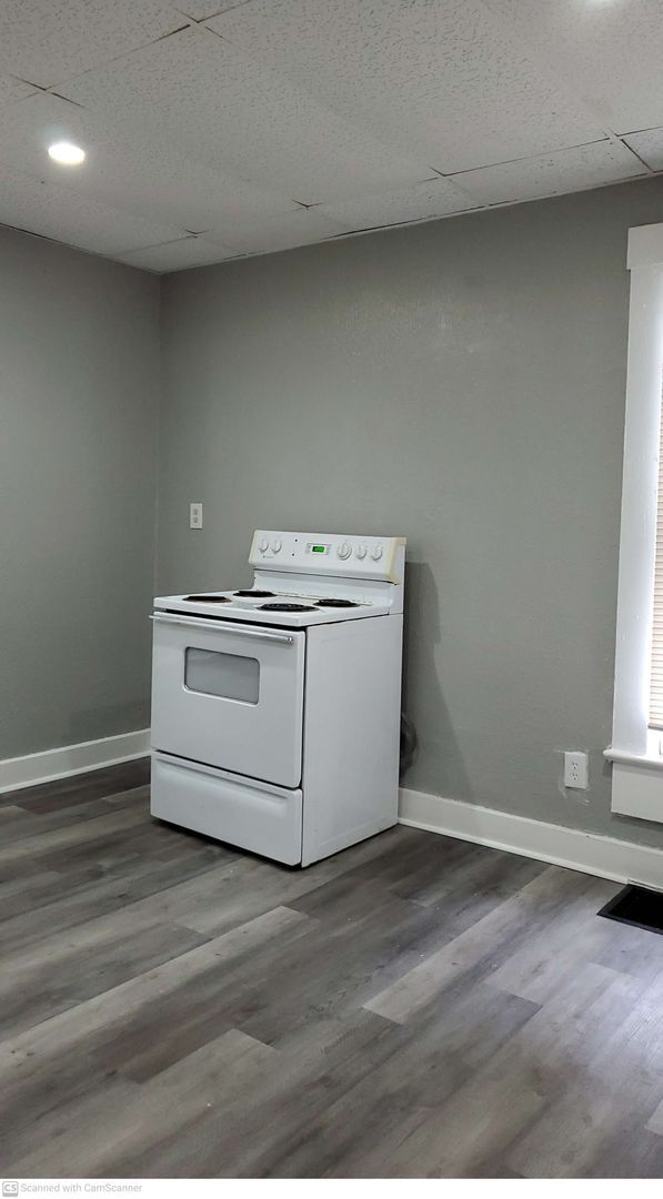 Building Photo - 4 bed 1 bath freshly refurbished and ready...