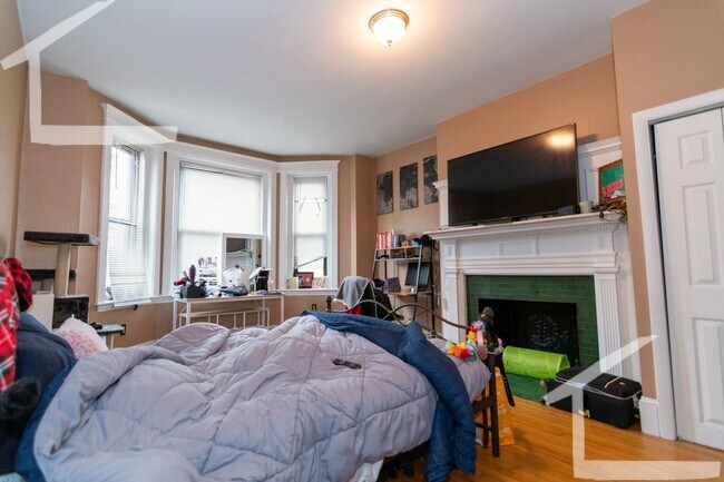 Building Photo - 9/1 Renovated, spacious 4BR/BA near T, BU
