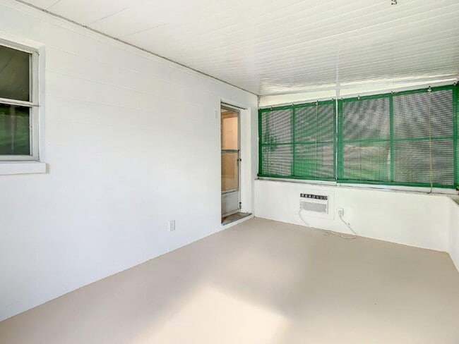 Building Photo - Beautiful 2/2 ~1000Sq. Ft. with NEW floors...