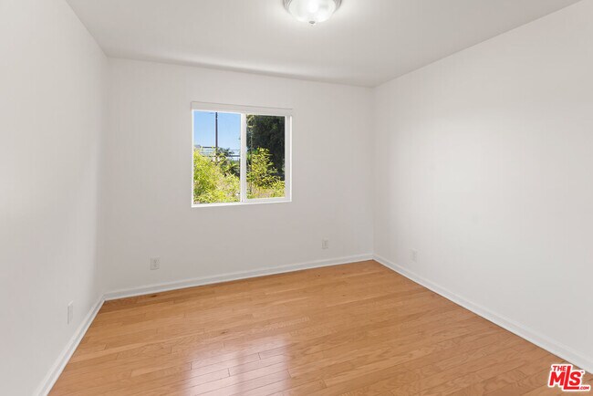 Building Photo - 653 Sunset Ave