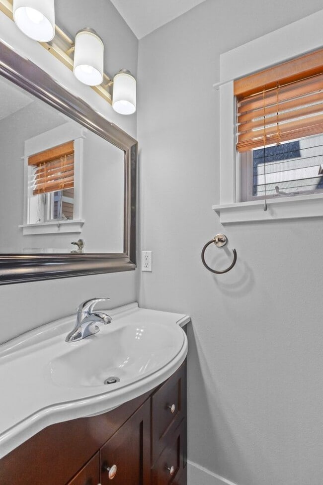 Building Photo - 2bd/1.5ba Seattle Townhouse