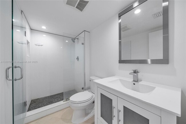 Building Photo - 3675 N Country Club Dr