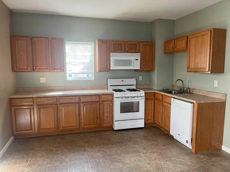 Building Photo - 1021 W 4th St