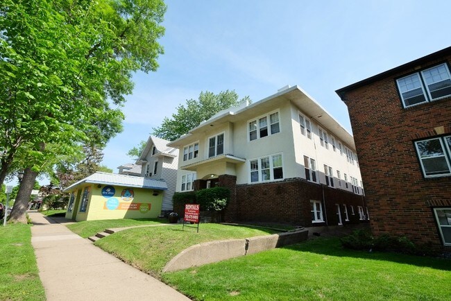 Building Photo - Grand Ave Villas