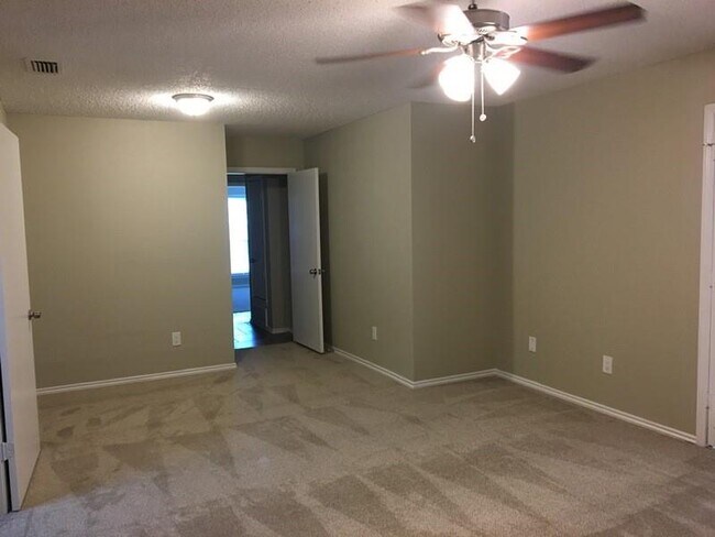 Building Photo - 3113 Kensington Dr