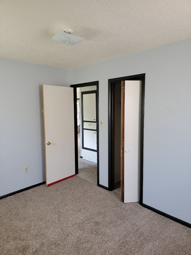 Building Photo - 6948 SW Forest Ave