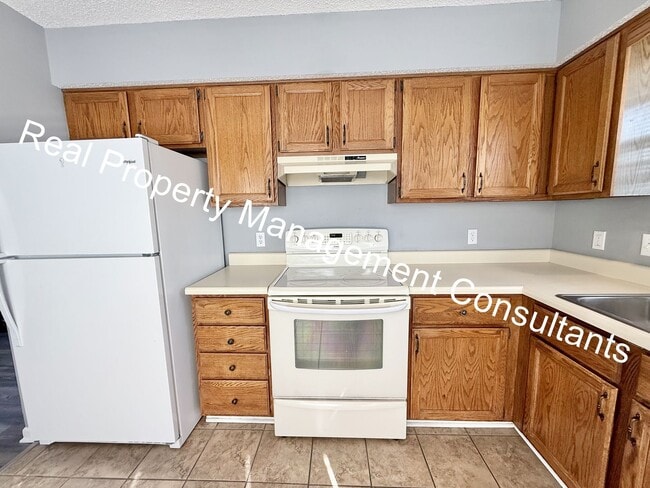 Building Photo - Lee's Summit 2 Bedroom Duplex