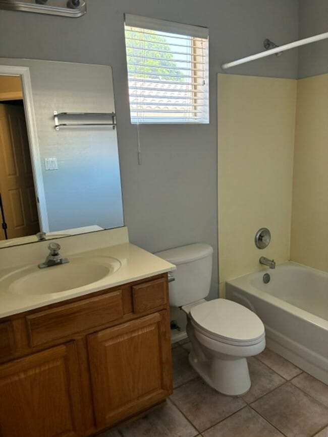 Building Photo - 529 E Cantebria Dr