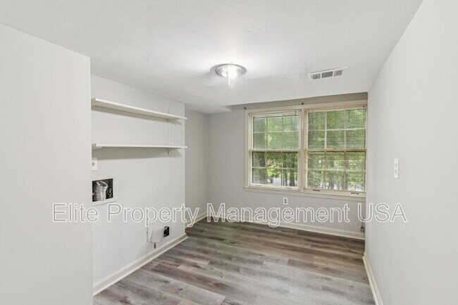 Building Photo - 2600 Lantern Ln